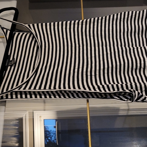 Black and White Low Cut Side Tank Top - Picture 2 of 2